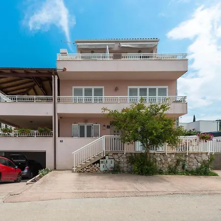 Semes- Three Bedroom With Jacuzzi And Sea View